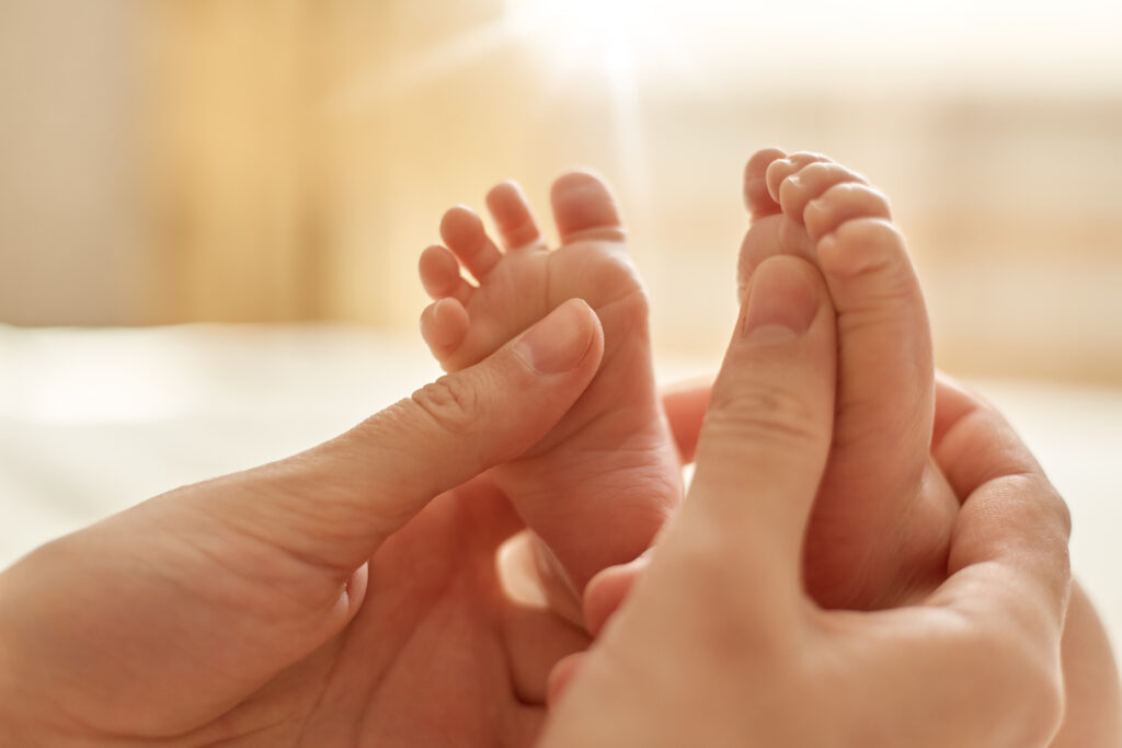 Babymassage voor ontspanning en het verminderen van fysieke ongemakken