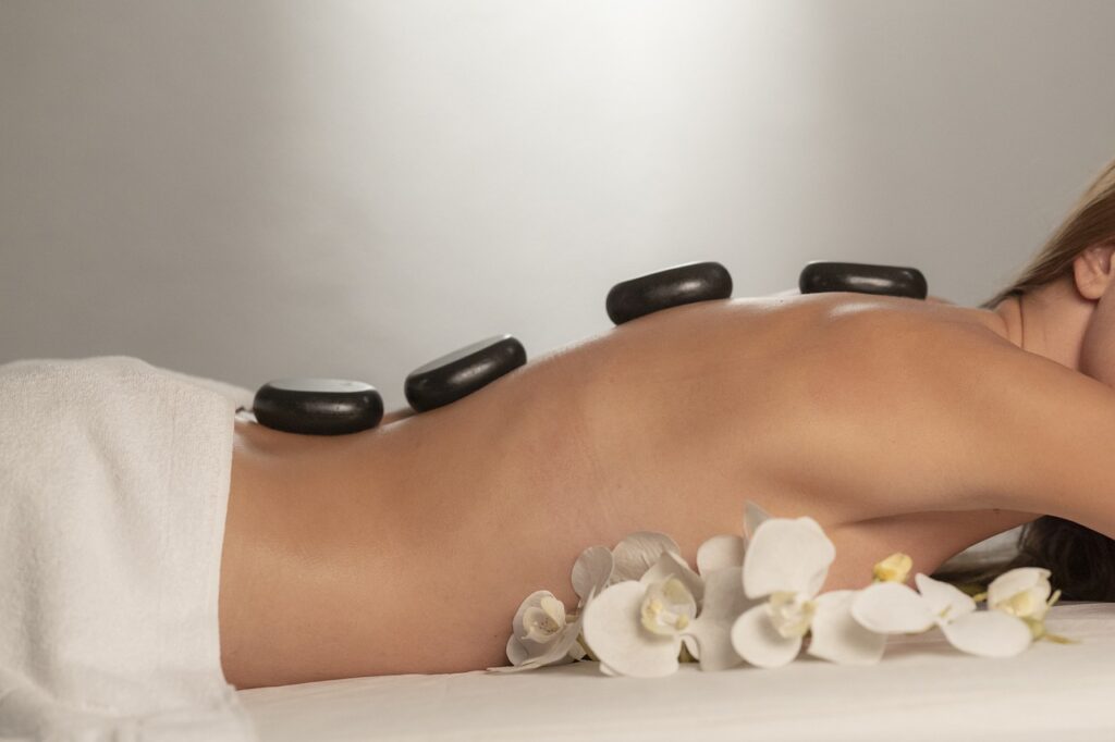 Vrouw krijgt een hot stone massage voor de rug